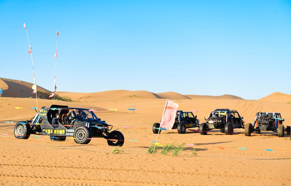 内蒙古乌海：湖沙秋色美如画